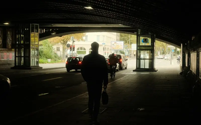 Persona caminando en un túnel con autos